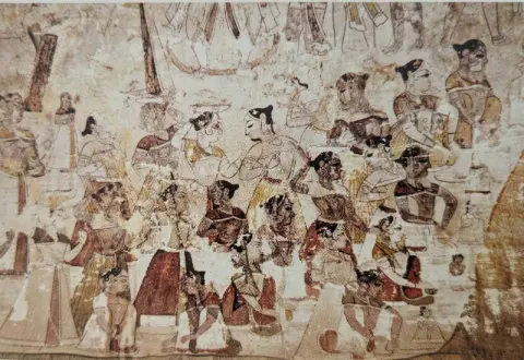 तगारीनुमा बर्तनों को अपने सिर पर रखकर ले जाती हुई स्त्रियाँ : पारीच्छत की समाधि : दतिया : उन्नीसवीं सदी