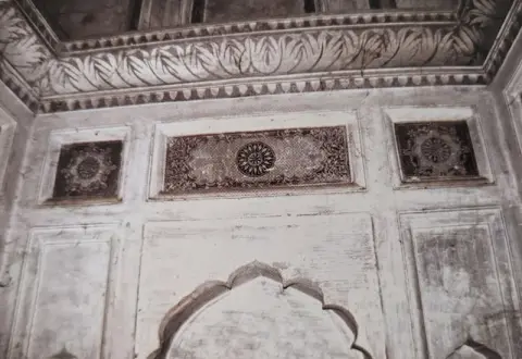 तीसरे व चौथे क्रमांक की छतरियों की बाहरी भित्तियो पर किए गए आकल्पन : गोसाई छतरी : दतिया : उन्नीसवीं सदी