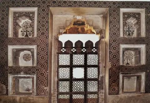 विभिन्न आकल्पनों से अलंकृत ताक : वीरसिंह जुदेव महल ( सतखंड़ा महल ) : दतिया : सत्रहवीं सदी