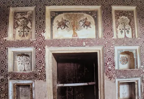 विभिन्न आकल्पनों से अलंकृत ताक : वीरसिंह जुदेव महल ( सतखंड़ा महल ) : दतिया : सत्रहवीं सदी