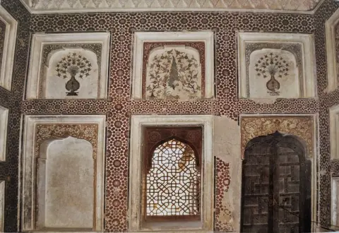 विभिन्न आकल्पनों से अलंकृत ताक : वीरसिंह जुदेव महल ( सतखंड़ा महल ) : दतिया : सत्रहवीं सदी