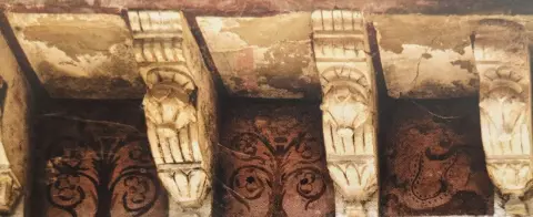 वृक्ष तथा सैनिक : महाराजा भवानीसिंह बहादुर की छतरी ( समाधि ) : दतिया : उन्नीसवीं सदी
