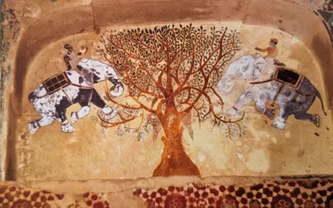 वृक्ष के दोनों ओर दौड़ते हुए हाथी : वीरसिंह जुदेव महल ( सतखंड़ा महल ) : दतिया : सत्रहवीं सदी