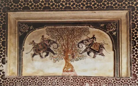 वृक्ष के दोनों ओर दौड़ते हुए हाथी : वीरसिंह जुदेव महल ( सतखंड़ा महल ) : दतिया : सत्रहवीं सदी