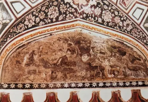 वृक्ष के नीचे बैठा पुरुष तथा हरिण व पक्षी : वीरसिंह जुदेव : दतिया : सत्रहवीं सदी
