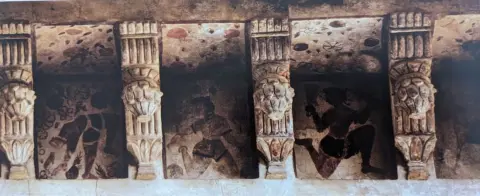 कसरत करते पहलवान : महाराजा विजय बहादुर की छतरी ( समाधि ) : दतिया : उन्नीसवीं सदी