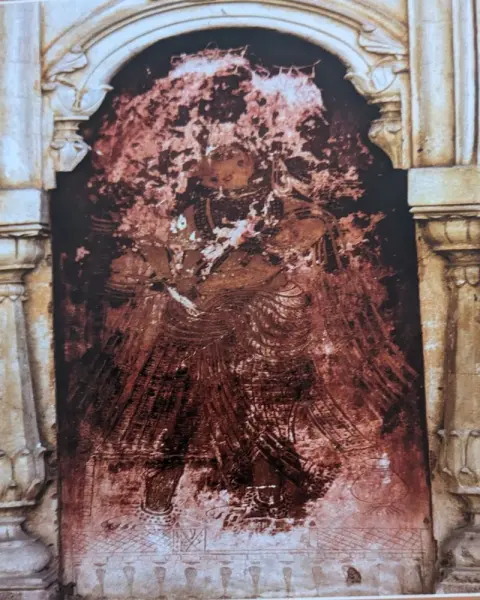 महिला दरबार : महाराजा विजय बहादुर की छतरी ( समाधि ) : दतिया : उन्नीसवीं सदी