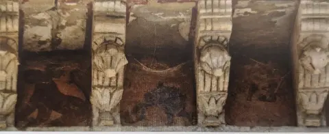 शेर, हाथी व अन्य अंकन : महाराजा भवानीसिंह बहादुर की छतरी ( समाधि ) : दतिया : उन्नीसवीं सदी