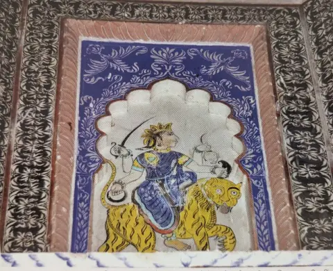 शेर पर सवार देवी : गोसाई छतरी : दतिया : उन्नीसवीं सदी