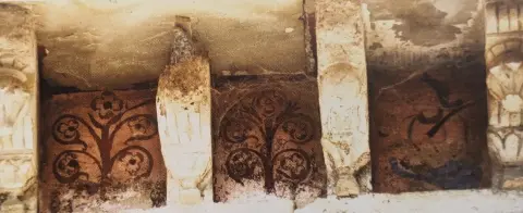 वृक्ष तथा सैनिक : महाराजा भवानीसिंह बहादुर की छतरी ( समाधि ) : दतिया : उन्नीसवीं सदी