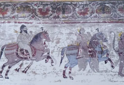 अश्व पर सवार संभवत भगवान राम, लक्ष्मण व हनुमान : श्री लक्ष्मण जू मंदिर : लिधौरा जिला निवाड़ी : अठारहवीं सदी