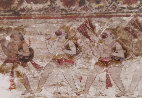 ढाल लिए हुए गतिशील वानर तथा गरुड़ : श्री लक्ष्मण जू मंदिर : लिधौरा जिला निवाड़ी : अठारहवीं सदी