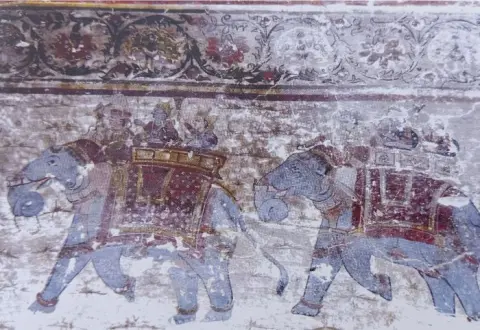 हाथी पर सवार भगवान राम लक्ष्मण व अन्य : श्री लक्ष्मण जू मंदिर : लिधौरा जिला निवाड़ी : अठारहवीं सदी