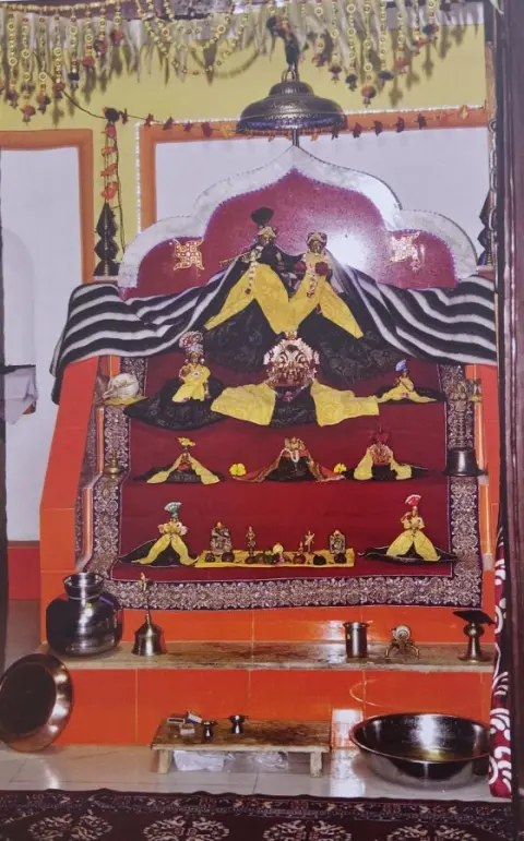 राधा-कृष्ण के विग्रह : श्री लक्ष्मण जू मंदिर : लिधौरा जिला निवाड़ी : अठारहवीं सदी