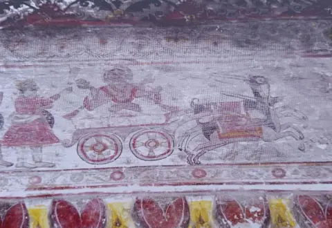 रथ में सवार राम व लक्ष्मण तथा वानर : श्री लक्ष्मण जू मंदिर : लिधौरा जिला निवाड़ी : अठारहवीं सदी