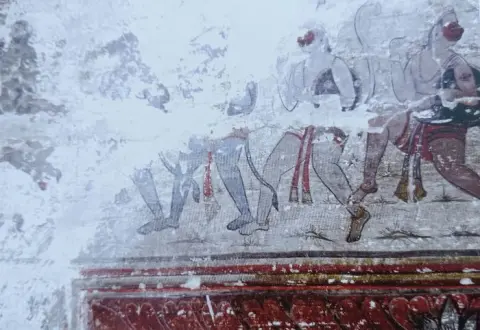 वानर : निकट दृश्य : श्री लक्ष्मण जू मंदिर : लिधौरा जिला निवाड़ी : अठारहवीं सदी