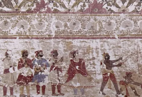 दरबारी व वादकगण : श्री लक्ष्मण जू मंदिर : लिधौरा जिला निवाड़ी : अठारहवीं सदी