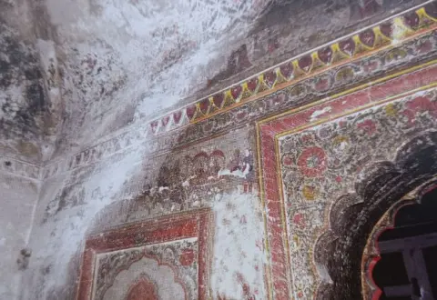गजेन्द्र मोक्ष, रथ में सवार राम व लक्ष्मण तथा वानर : श्री लक्ष्मण जू मंदिर : लिधौरा जिला निवाड़ी : अठारहवीं सदी