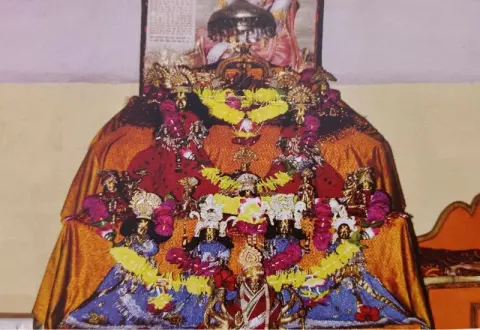 मंदिर में विराजित विग्रह : श्री लक्ष्मण जू मंदिर : लिधौरा जिला निवाड़ी : अठारहवीं सदी