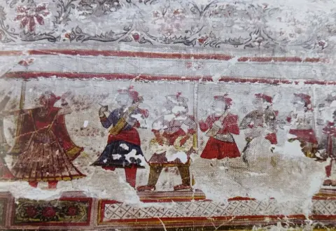 नृत्यरत नृत्यांगना तथा वाध्दबजाते वादक : श्री लक्ष्मण जू मंदिर : लिधौरा जिला निवाड़ी : अठारहवीं सदी