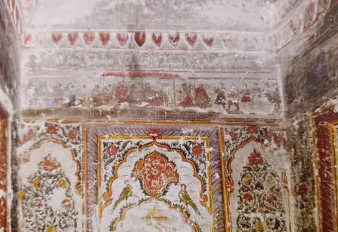 पिचकारी चलते व नृत्य देखते राम, लक्ष्मण व सीता : श्री लक्ष्मण जू मंदिर : लिधौरा जिला निवाड़ी : अठारहवीं सदी