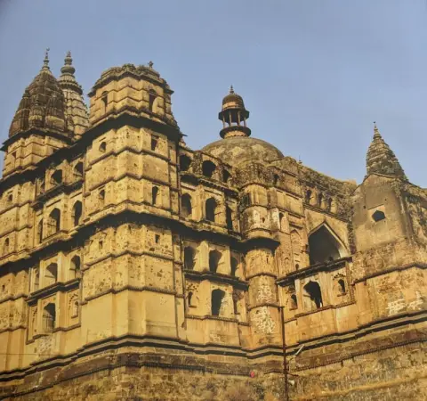 चतुर्भुज मंदिर : ओरछा : सोलहवीं-सोलहवीं सदी