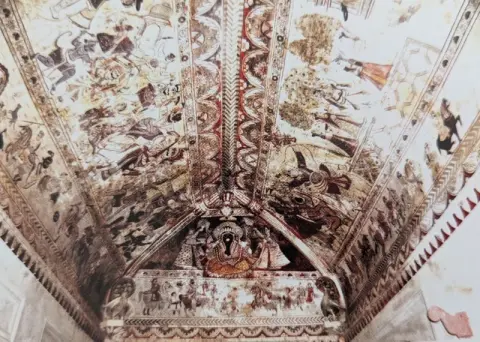 गलियारों की छतों पर किए गए अंकन :लक्ष्मी मंदिर :ओरछा : सत्रहवीं सदी व उन्नीसवीं सदी