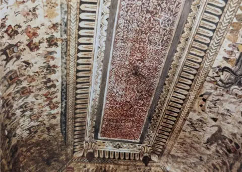 गलियारों की छतों पर किए गए अंकन :लक्ष्मी मंदिर :ओरछा : सत्रहवीं सदी व उन्नीसवीं सदी