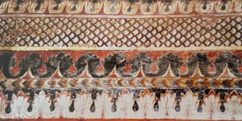 निकट दृश्य : छत पर बने आकल्पन : राजा महल : ओरछा : सत्रहवीं सदी