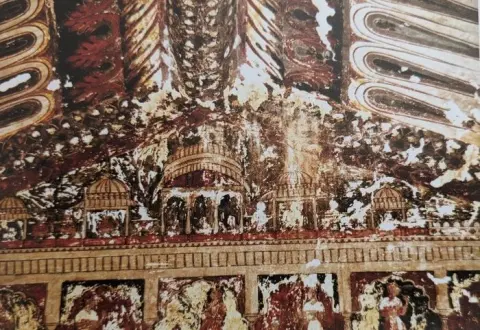 निकट दृश्य : महल के विभिन्न प्रकोष्ठों में खड़ी व बैठी स्त्रियां तथा पट्टिका : राजा महल : ओरछा : सत्रहवीं सदी