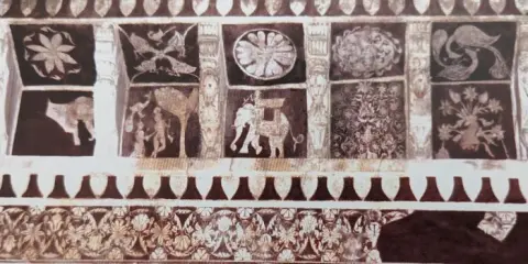 वेणुवादन कृष्ण, हाथी पर सवार महावत व अन्य अंकन : लक्ष्मी मंदिर : ओरछा : सत्रहवीं सदी