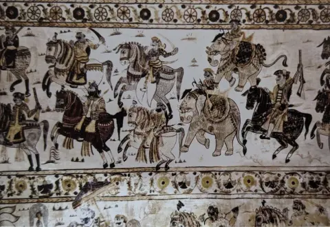 युद्धरत सैनिक व विभिन्न दृश्य : लक्ष्मी मंदिर :ओरछा : सत्रहवीं सदी
