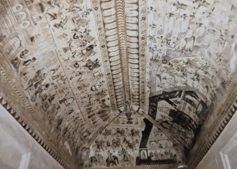 गलियारों की छतों पर किए गए अंकन :लक्ष्मी मंदिर :ओरछा : सत्रहवीं सदी व उन्नीसवीं सदी
