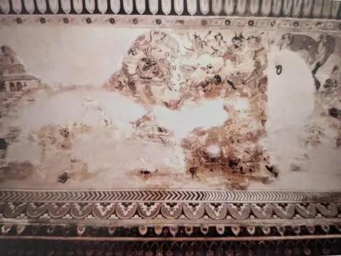 राम -रावण युद्ध दृश्य : लक्ष्मी मंदिर :ओरछा : सत्रहवीं सदी