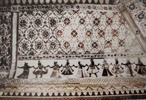 आकल्पन तथा नृत्यरत कृष्ण व गोपियां : लक्ष्मी मंदिर :ओरछा : सत्रहवीं सदी