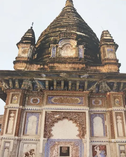 समाधि की बाहरी भित्ति पर किए गए आकल्पनों व आकृतियों व अंकन : गोसाई छतरी : दतिया : उन्नीसवीं सदी