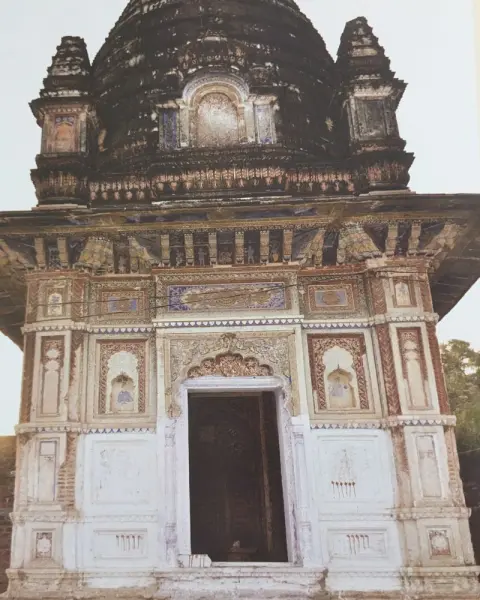 समाधि की बाहरी भित्ति पर किए गए आकल्पनों व आकृतियों व अंकन : गोसाई छतरी : दतिया : उन्नीसवीं सदी