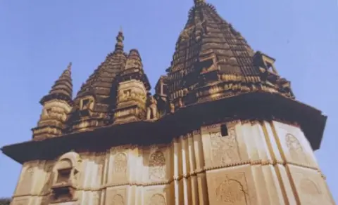 शिव मंदिर : ओरछा : सत्रहवीं सदी