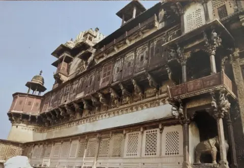 आकाल्पन : जहांगीर महल : ओरछा : सत्रहवीं सदी
