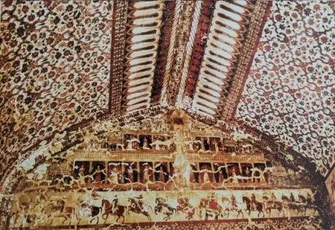 आकल्पन, महल के विभिन्न प्रकोष्ठों में खड़ी व बैठी स्त्रियां तथा पट्टिका : राजा महल : ओरछा : सत्रहवीं सदी