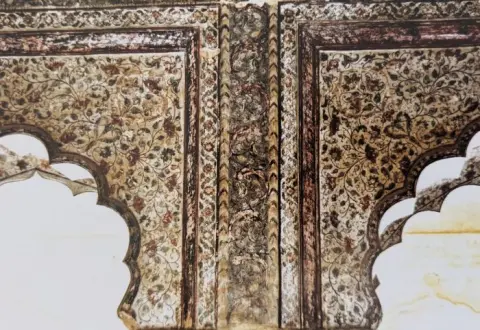आकल्पनों से सज्जित दीवाने खास : राजा महल : ओरछा : सत्रहवीं सदी