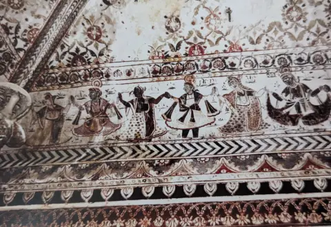 आकल्पन तथा नृत्यरत कृष्ण व गोपियां : लक्ष्मी मंदिर :ओरछा : सत्रहवीं सदी