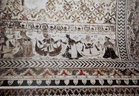 आकल्पन तथा नृत्यरत कृष्ण व गोपियां : लक्ष्मी मंदिर :ओरछा : सत्रहवीं सदी