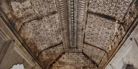 आकल्पन तथा रासलीला : राजा महल : ओरछा : सत्रहवीं सदी