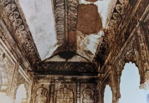 आकल्पनों से सज्जित दीवाने खास : राजा महल : ओरछा : सत्रहवीं सदी