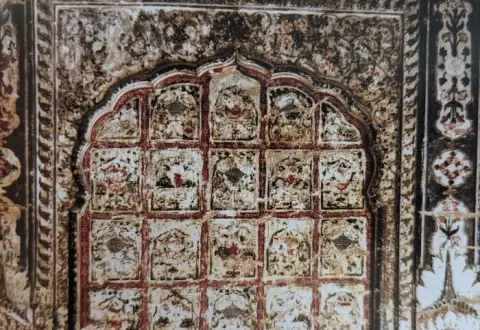 आकल्पनों से सज्जित दीवाने खास : राजा महल : ओरछा : सत्रहवीं सदी