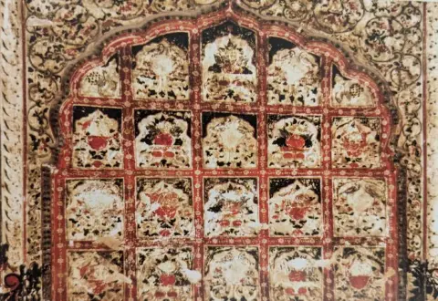 आकल्पनों से सज्जित दीवाने खास : राजा महल : ओरछा : सत्रहवीं सदी