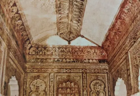 आकल्पनों से सज्जित दीवाने खास : राजा महल : ओरछा : सत्रहवीं सदी