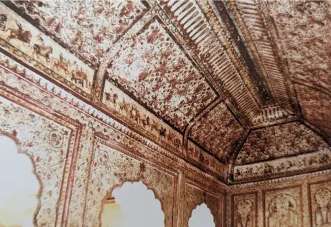 आकल्पनों व आकृतियों से पूरित कक्ष : राजा महल : ओरछा : सत्रहवीं सदी