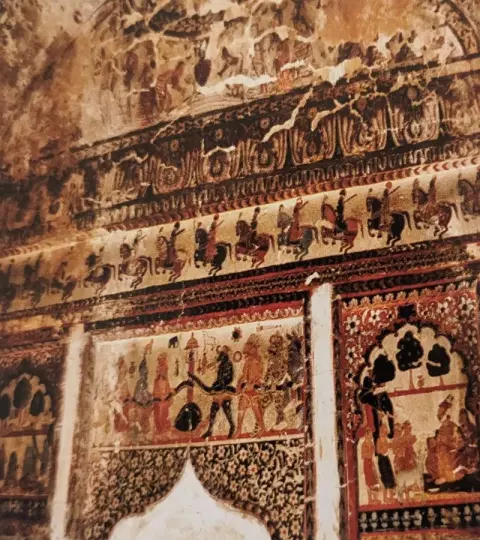 निकट दृश्य : चीरहरण लीला : राजा महल : ओरछा : सत्रहवीं सदी